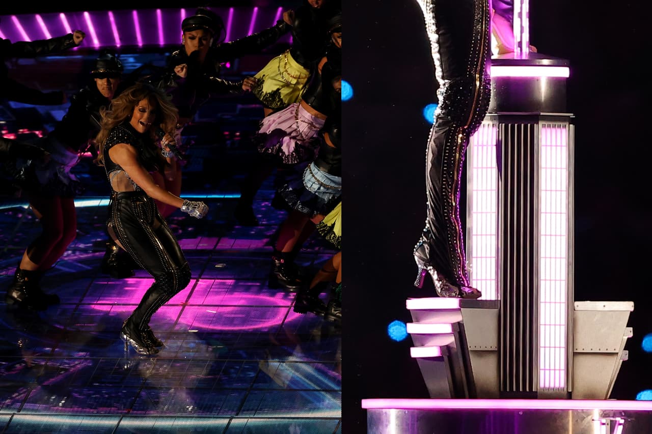 Una de las principales diferencias que se hicieron evidentes también desde el principio fue que Jennifer López sí utilizó tacones, durante todo el show. Se trató de unas sandalias Jimmy Choo que cambió de estilo según el vestuario.