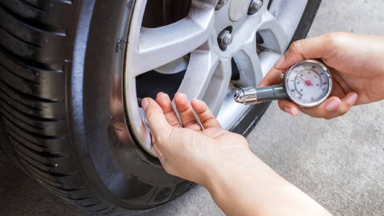 <b>Revisa la presión de llantas</b>
<br>Unas llantas con baja presión de aire pueden aumentar el consumo de gasolina entre 5% y 10%. Mantén siempre una presión adecuada en los neumáticos, sobre todo si llevas carga o vas en carretera.