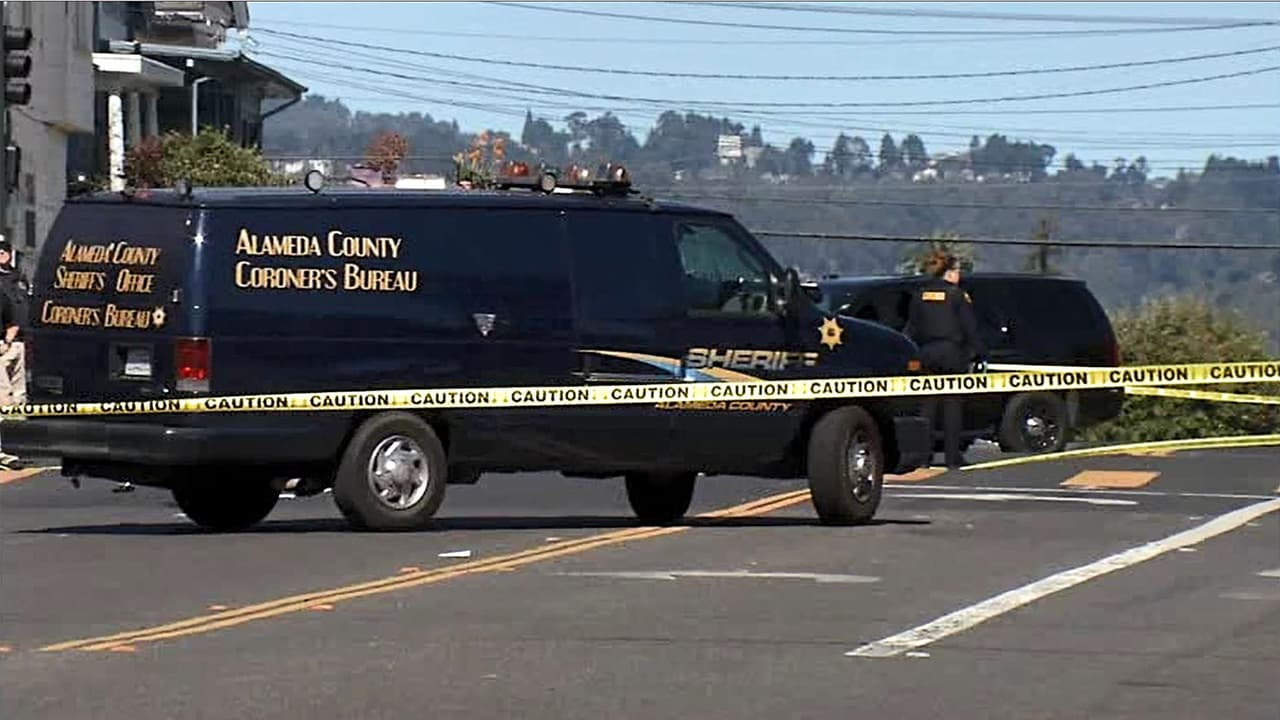 Conductor prófugo deja a una mujer muerta y a una niña de 4 años hospitalizada en Oakland