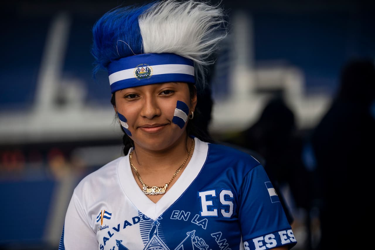 Con la bandera tatuada en el rostro va esta joven para apoyar a la selección de El Salvador.