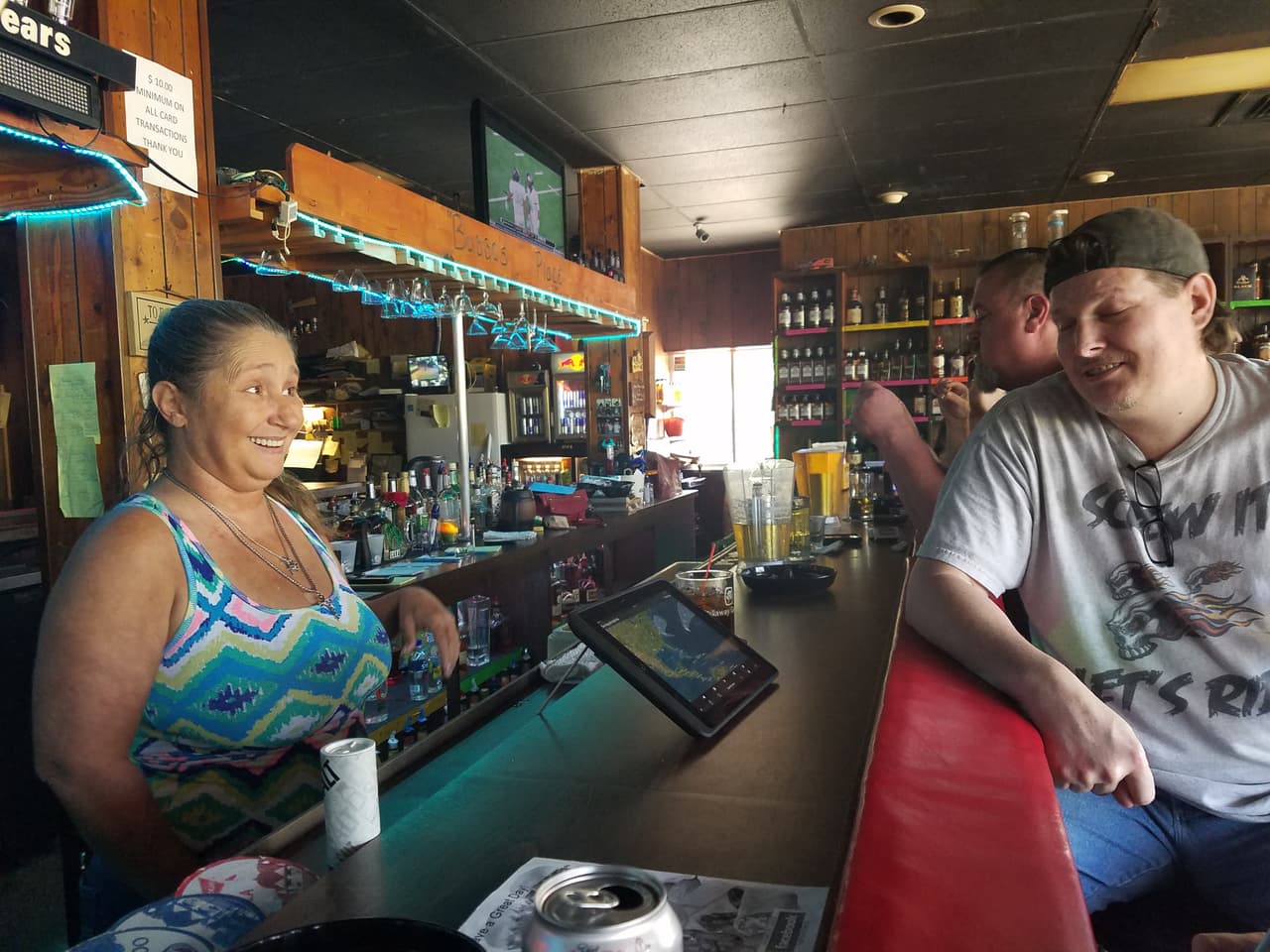 Cara y Charles bromean sobre la campaña de Trump y Clinton