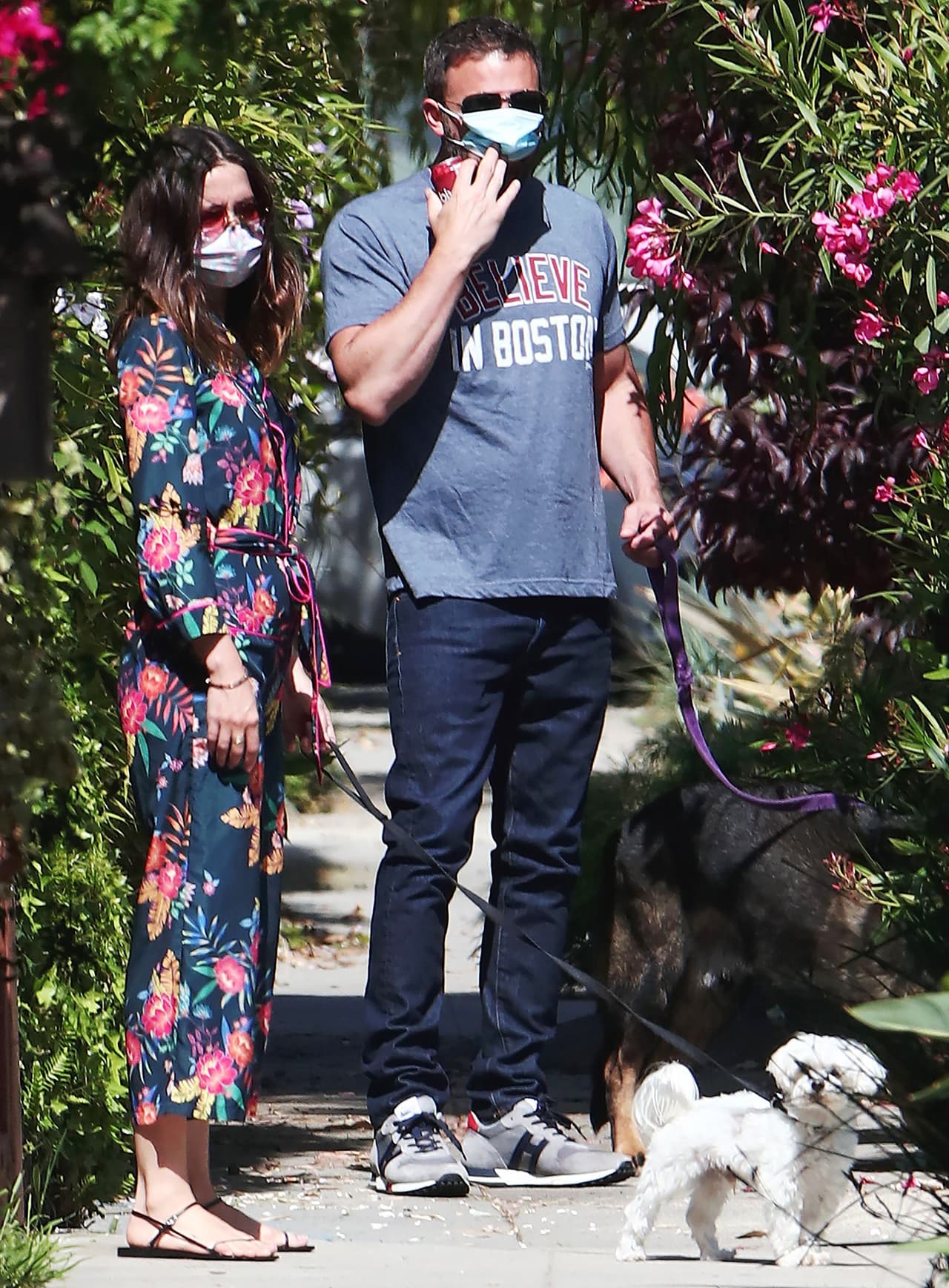 A pesar de la cuarentena, la pareja sale a caminar con sus perros utilizando cubrebocas. También, se han dejado ver 
<b>muy cariñosos durante los paseos</b>.
<br>