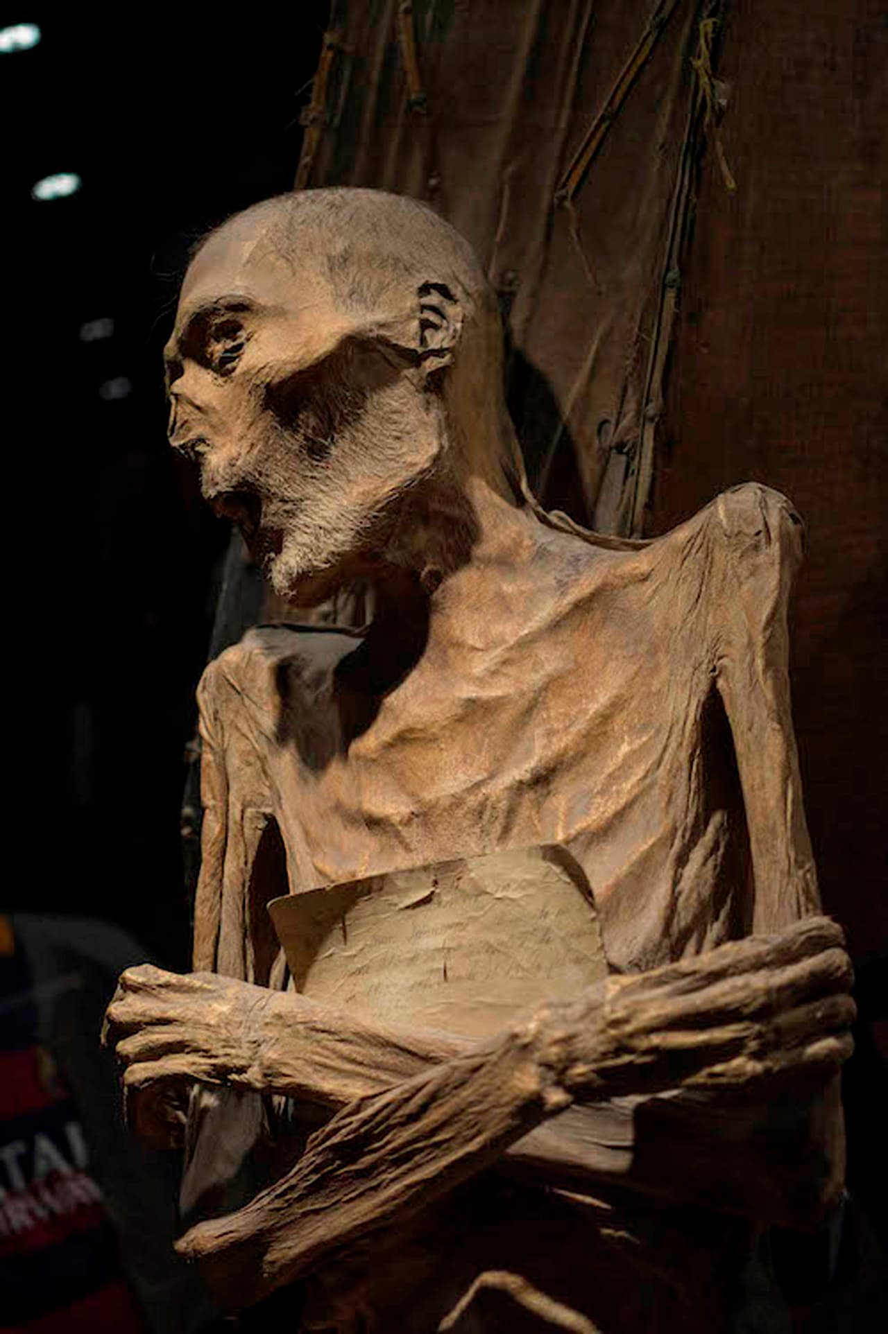 “Los cadáveres se habían conservado de manera natural gracias a las condiciones ambientales del lugar en que fueron enterrados, nichos donde no podían penetrar la humedad y el oxígeno”, explicó Rodríguez.
<br>