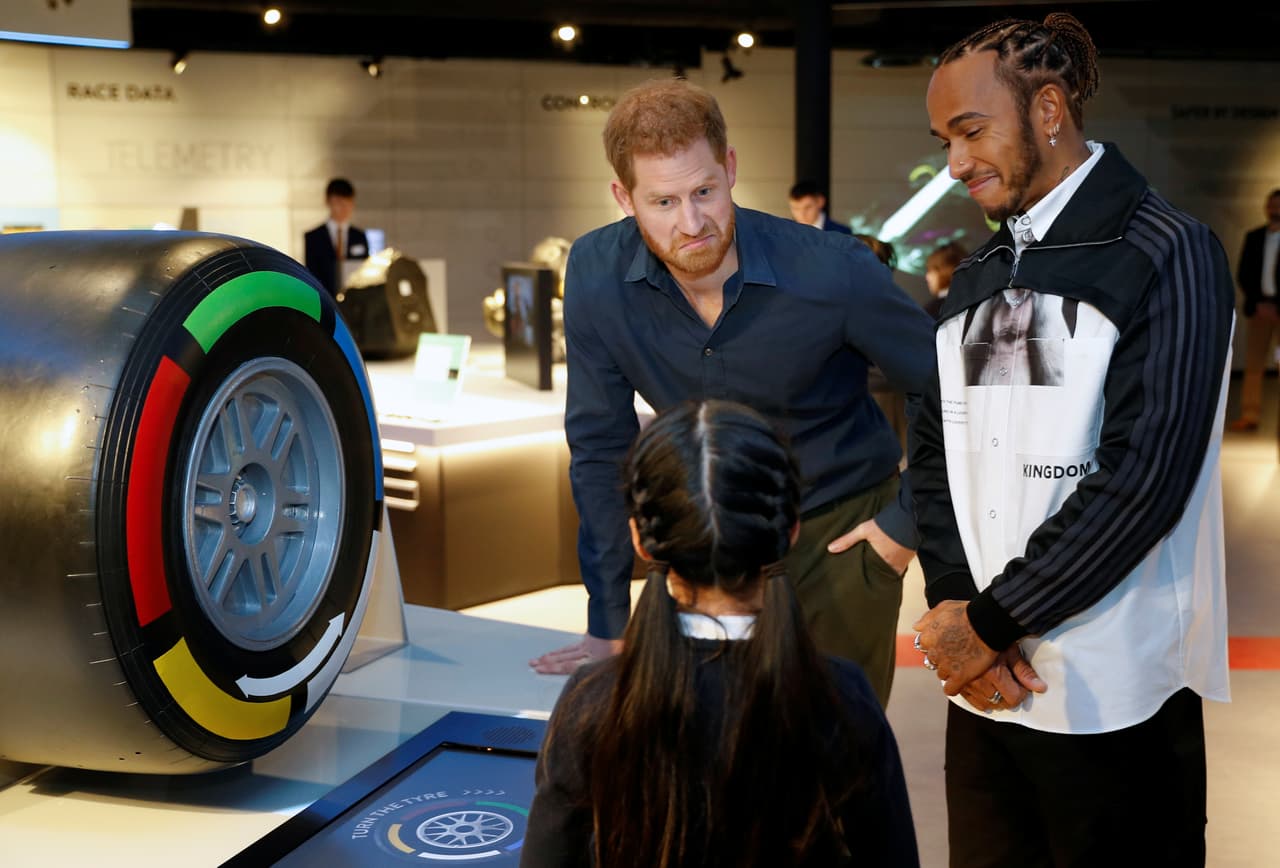 Los dos llegaron en un auto eléctrico Mercedes Benz con Hamilton al volante. Ambos asistieron a la inauguración oficial del museo 
<b><a href="https://silverstone-experience.co.uk/" target="_blank">The Silverstone Experience</a></b> en Londres. 
<br>