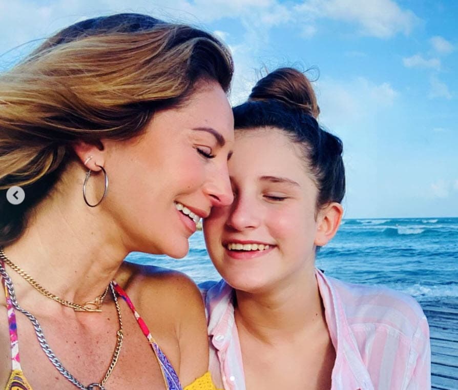 Desde su casa en la Ciudad de México, las niñas la felicitaron y le dieron gracias por 
<b><a href="https://www.univision.com/famosos/este-es-el-video-de-lo-que-geraldine-bazan-les-hizo-a-sus-hijas-y-que-luego-borro-de-sus-redes-sociales-video" target="_blank">"siempre cuidarlas"</a>. </b>
<br>