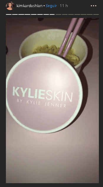 Uno de los platillos que llamó la atención fue el 
<b>ramen estilo callejero</b> de un dólar, que de acuerdo al 
<b><a href="https://www.dailymail.co.uk/tvshowbiz/article-7057611/Inside-Kylie-Jenners-skincare-launch-Kardashian-dynasty-mark-new-addition-Kylie-Cosmetics.html" target="_blank">Daily Mail</a></b>, es el favorito de Kylie. Fue servido en pequeños contenedores con los logotipos de su marca.