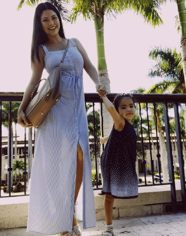 A la pequeña también le encanta ir de compras, pues ya esta heredando el gusto por la moda de su mamá.