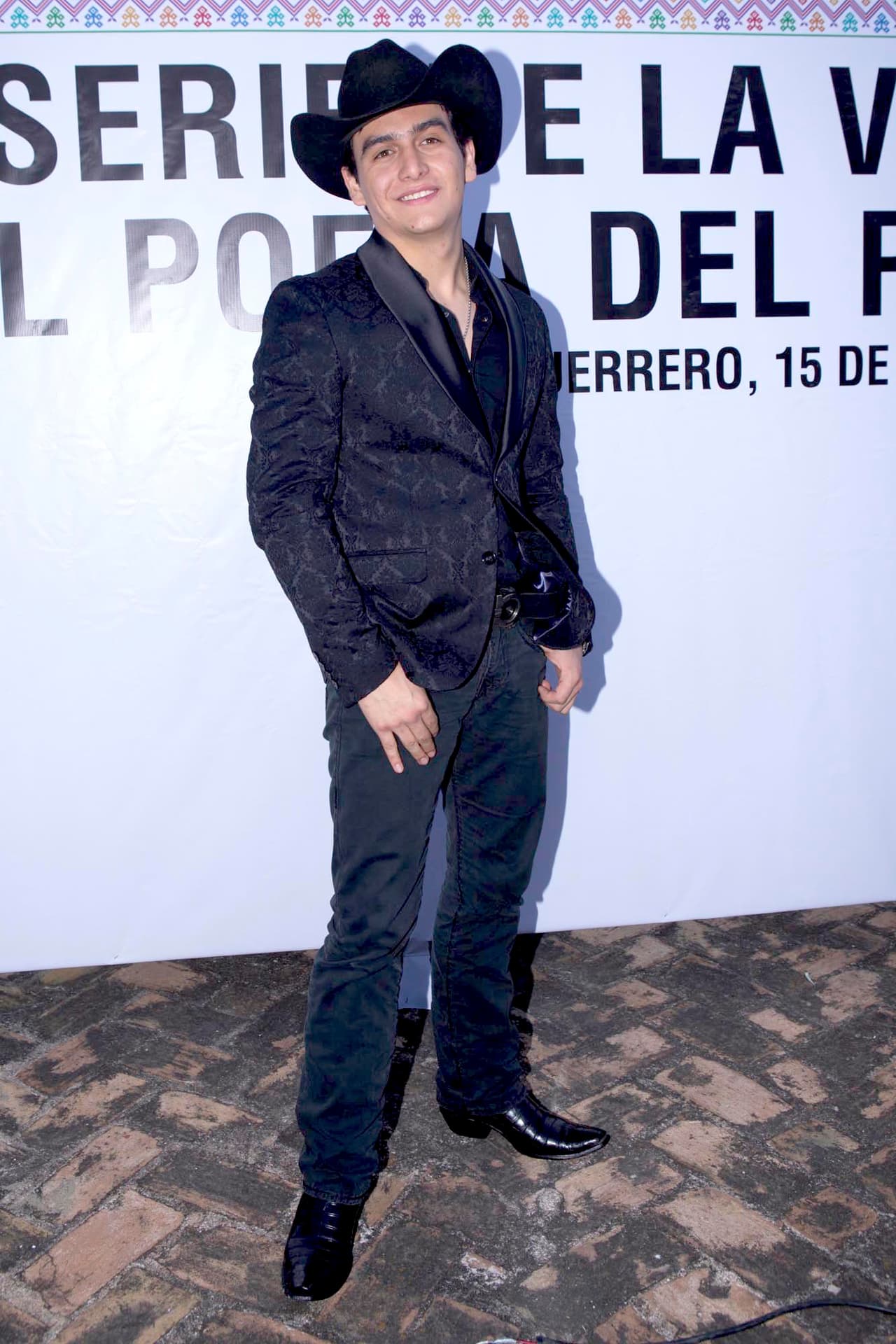 Su hijo Julián será quien haga el papel de su papá en sus años de juventud, cuando el “Poeta del Pueblo” iniciaba su exitosa carrera.