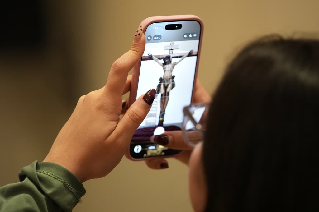 Este año, 
<b>católicos y protestantes conmemoran el Viernes Santo el 3 de abril</b>. El creyente Manuel León comentó en entrevista con AP, que "el tiempo previo al Viernes Santo 
<b>es una gran reflexión sobre el sacrificio</b>: lo que él (Jesucristo) hizo por mí y lo que yo estoy haciendo a cambio".
<br>
<br>En la foto, arriba, 
<b>Gency Chacón</b> precisamente graba en su celular 
<b>una de las imágenes de Jesús</b> de la Iglesia católica Corpus Christi, en Miami. La estatua representa al hijo de Dios, hecho carne, quien murió en la cruz y 
<b>resucitó, para ofrecer vida eterna a las personas de corazón recto</b>.