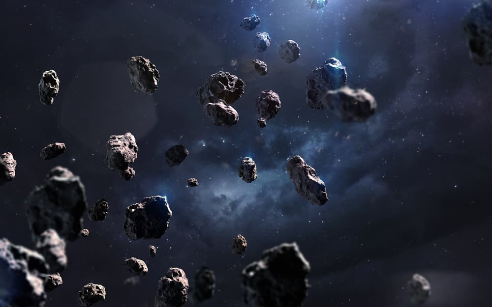 La llamamos lluvia de estrellas, pero no son estrellas como tales lo que vemos, por supuesto como creían los antiguos. Se trata de los fragmentos de los meteoritos que proceden de un lejano asteroide que se ha denominado Faetón y se supone es a su vez el resto de un cometa desintegrado hace muchos años. Estos fragmentos, la mayoría minúsculos, viajan por el cosmos y se incendian como si fueran fuegos artificiales cuando entran en nuestra atmósfera debido a la fricción que ocurre por su gran velocidad. 
<br>