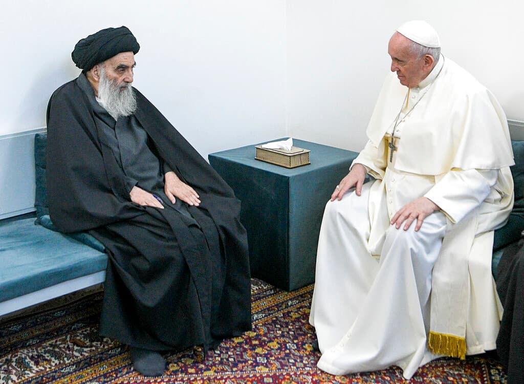En el segundo día de 
<a href="https://www.univision.com/noticias/mundo/papa-francisco-irak-visita-claves">su intensa visita a Irak</a>, el papa Francisco tuvo una histórica reunión con el ayatola Ali al-Sistani, máximo líder de los musulmanes chiítas. La reunión ocurrió en la humilde residencia del líder en la ciudad de Nayaf y apenas se compartieron imágenes del encuentro, en el que ambos ofrecieron oraciones por un futuro de paz y hermandad para Irak, Oriente Medio y todo el mundo.