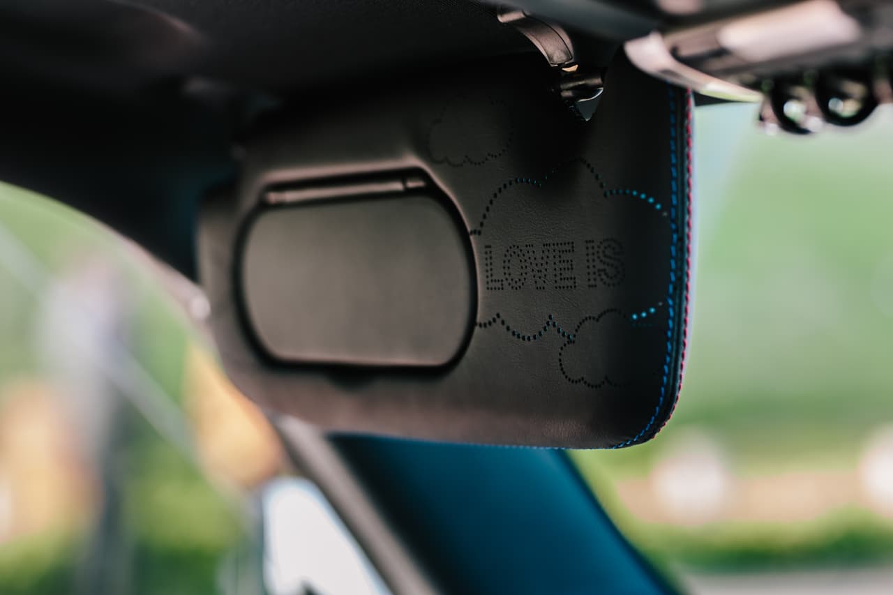 El parasol del conductor tiene grabada la leyenda 'Love is". Este es un MINI Cooper diseñado con mucho amor.