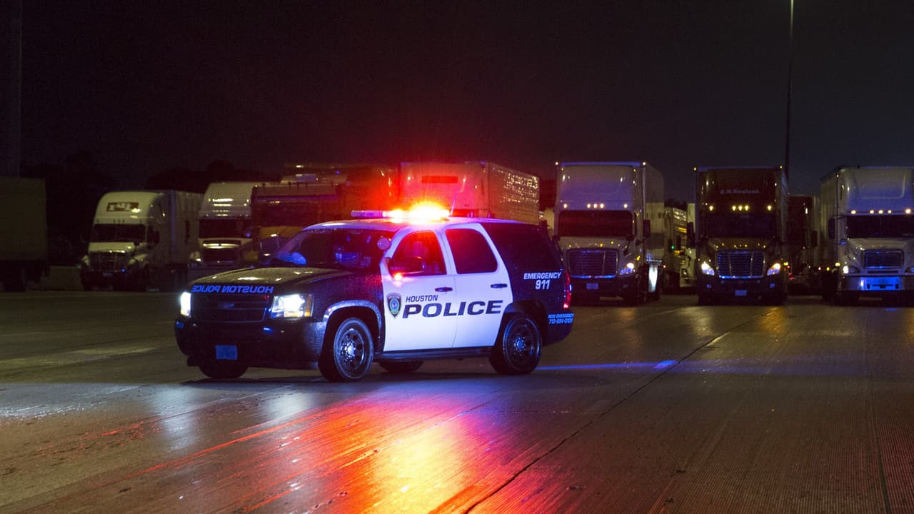 <b><a href="https://twitter.com/Pct1Constable/status/1433282650517778433" target="_blank">Los hechos ocurrieron</a></b> en la intersección entre 
<b><a href="https://www.google.com/maps/place/1200+Mitchell+Rd,+Houston,+TX+77037/data=!4m2!3m1!1s0x8640b7eb4c6975e5:0xf53491f5ca908efa?sa=X&ved=2ahUKEwir-8TNq-DyAhVDlWoFHS91BAQQ8gF6BAgIEAE" target="_blank">Mitchell y Cardiff,</a></b> en Houston, cuando el sospechoso chocó el vehículo que conducía contra una casa, embistió a un uniformado y cuatro oficiales le dispararon.