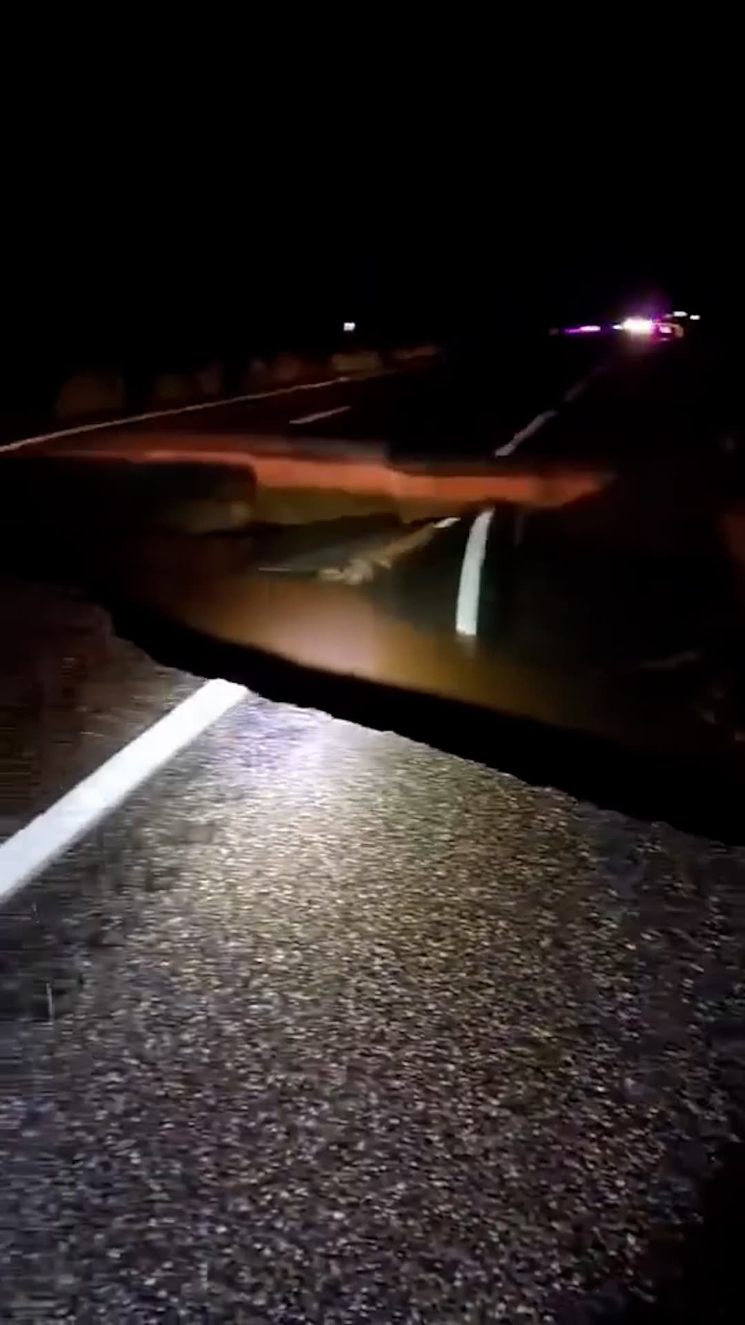 Una autopista colapsa tras las inundaciones en Arizona