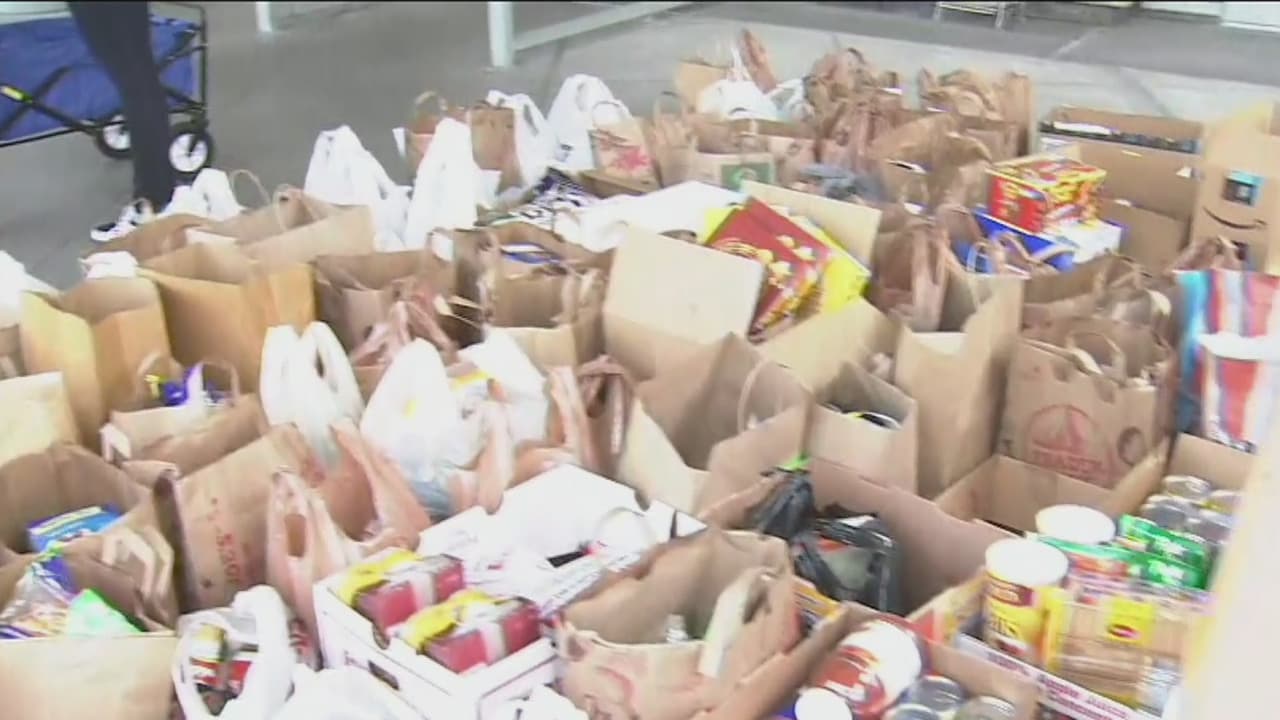 Un grupo de Girls Scouts de Culver City recolecta alimentos para ayudar a los afectados por el coronavirus