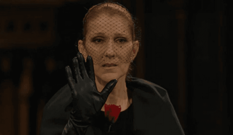 Durante los funerales de René, la cantante se mostró destrozada por la situación que cruzó y aceptó las condolencias de toda la gente que se acercó a la catedral de Montreal, en Canadá.