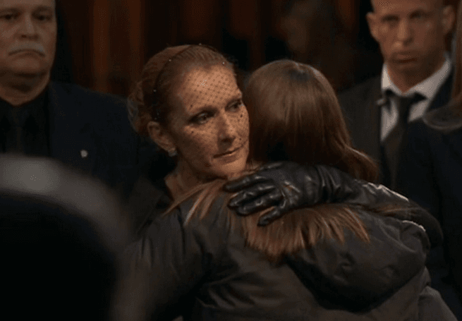 Durante el triste adiós de su amado compañero, la cantante recibió todas las condolencias.