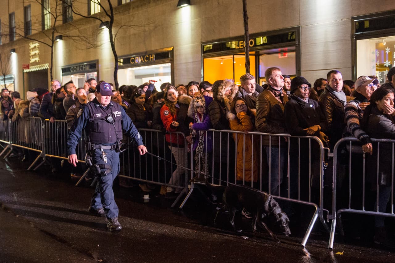 Esta celebración supone el pistoletazo de salida a las fiestas navideñas, que se viven intensamente en la ciudad. Serán coronadas con las campanadas finales del año en Times Square, a las que asisten centenares de miles de personas.