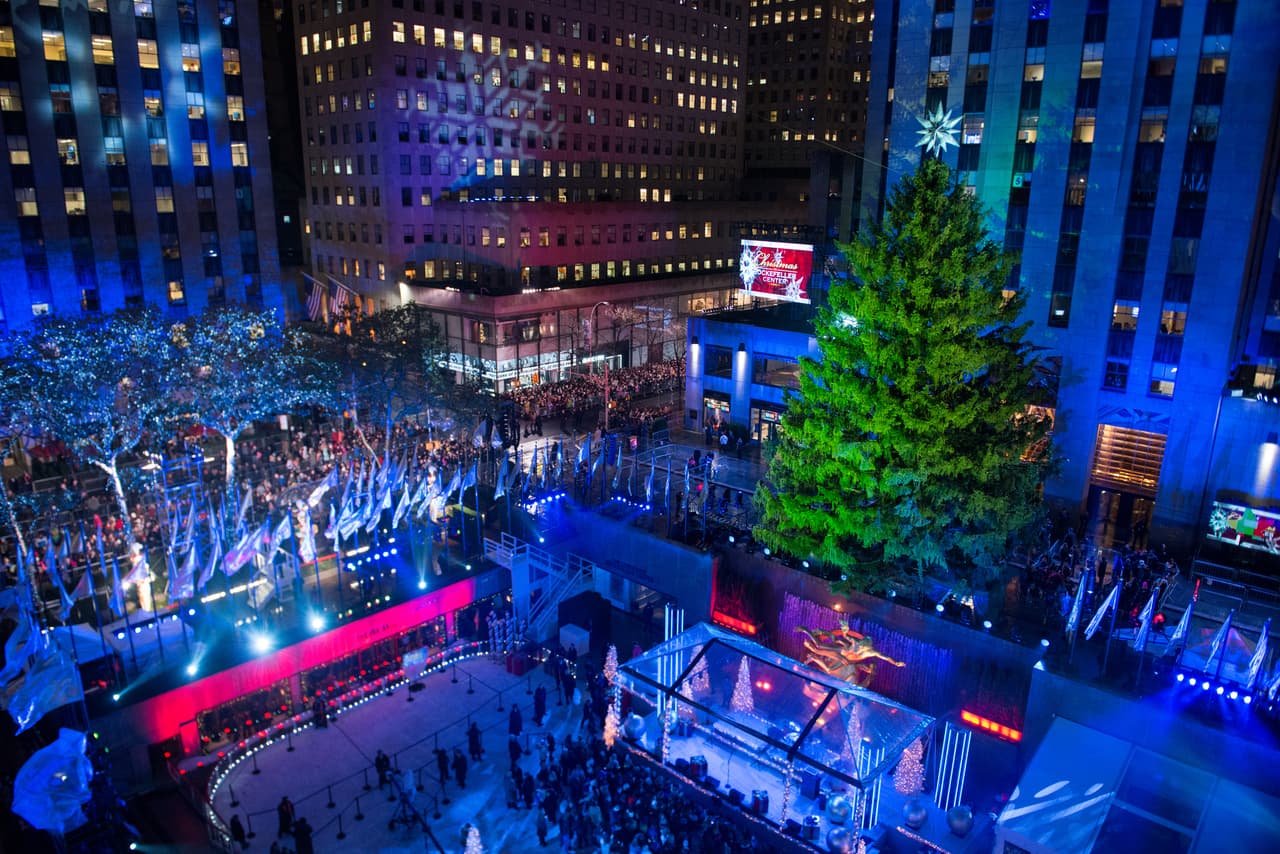 Cientos de personas acudieron al tradicional encendido navideño.
