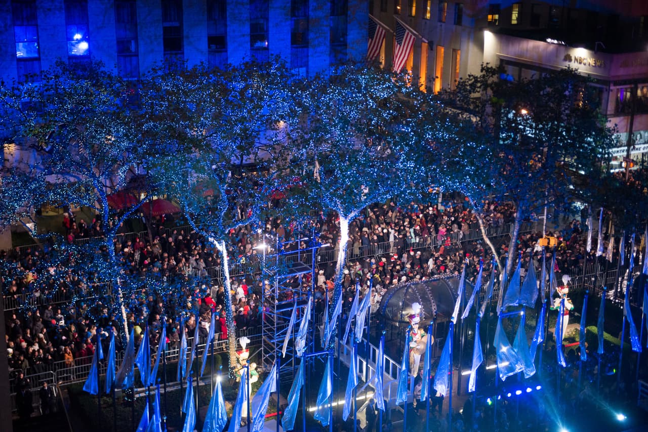 El árbol que mide 24 metros de altura fue instalado en uno de los lugares más visitados en todo NY por los turistas.