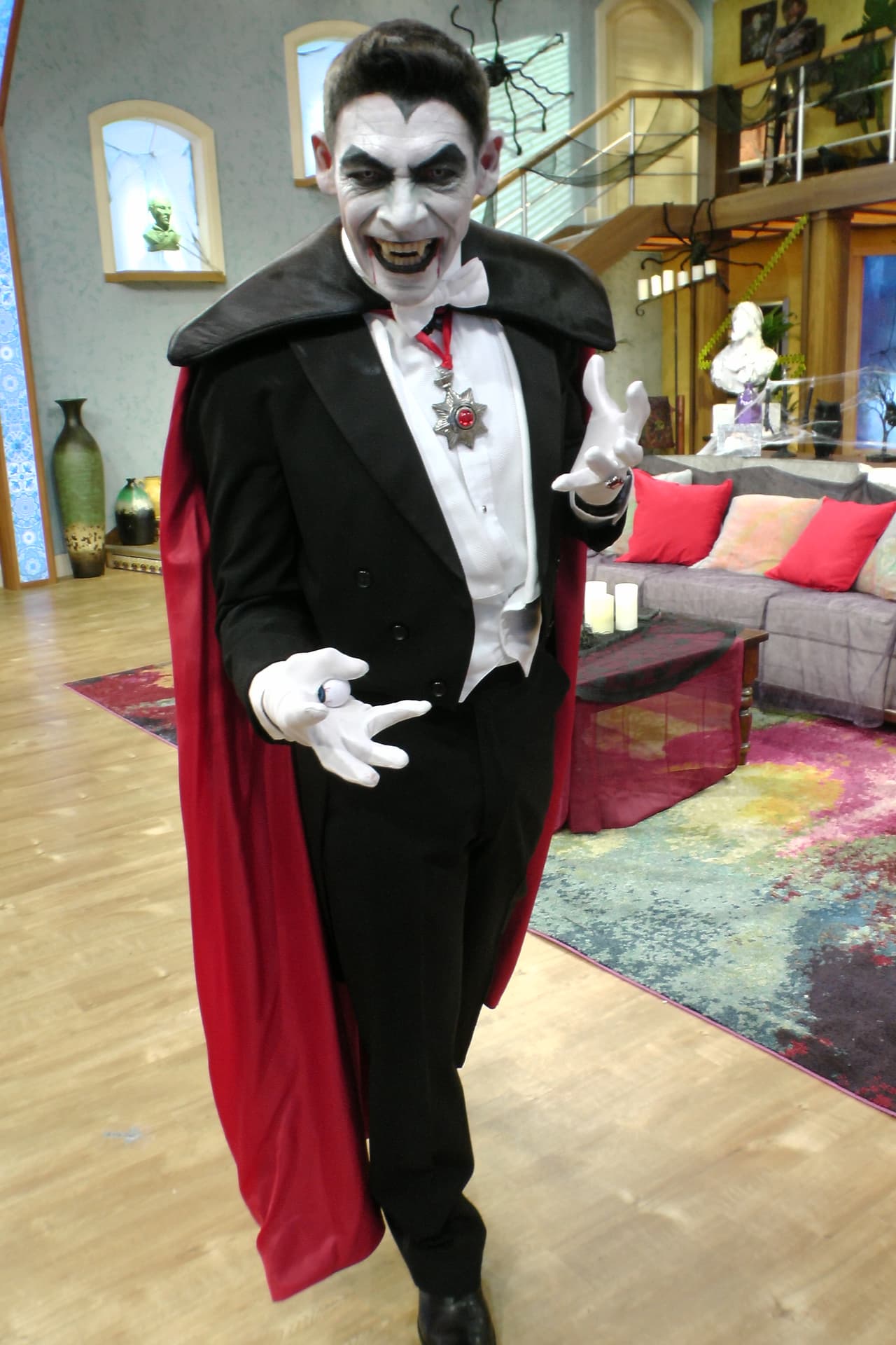 Saliendo de su sarcófago nos encontramos con este colmilludo.