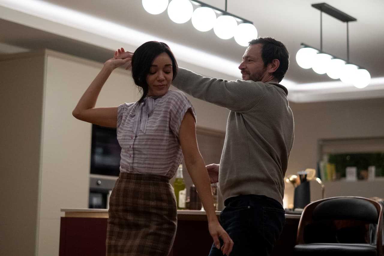 The Strays. Ashley Madekwe as Neve and Justin Salinger in The Strays. Cr. Chris Harris/Netflix © 2023