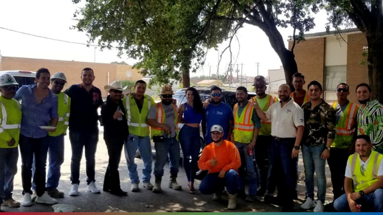 Calibre 50 le llevó tacos a los compas de la construcción con El Bueno, La Mala y El Feo