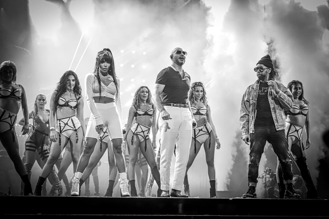 En una parte de su número comparte el escenario con Lil Jon y la nueva artista puertorriqueña Chesca.