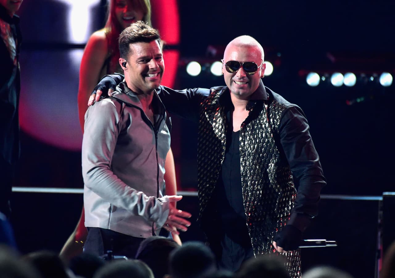 La sangre latina es sinónimo de pasión y así lo demostraron Ricky Martin y Wisin con su interpretación de ‘Que Se Sienta el Deseo’ en 2015.
