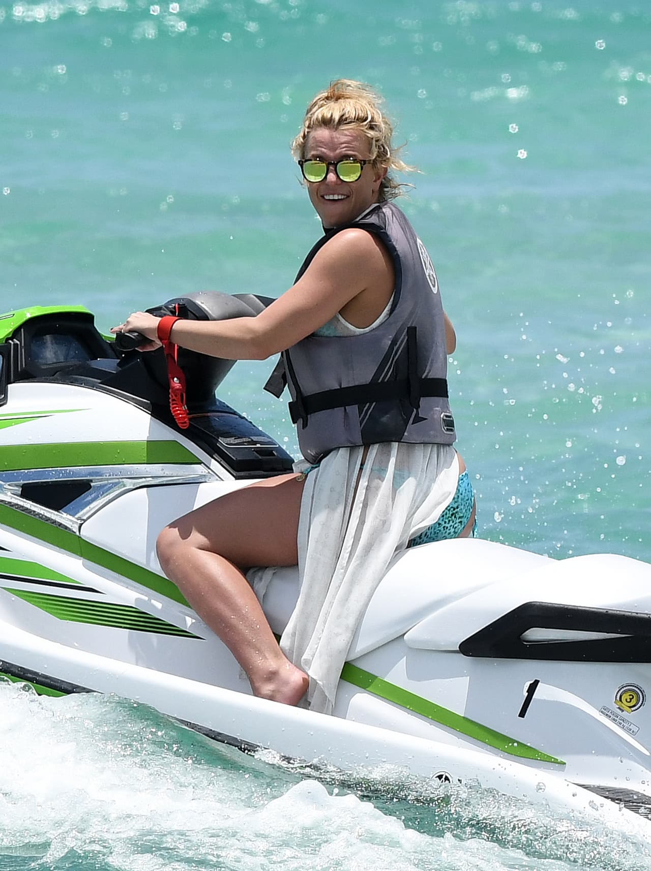 En medio de la diversión, a Spears 
<b>le tocó maniobrar</b> para mantener todo en su lugar, sobre todo su bikini inquieto.