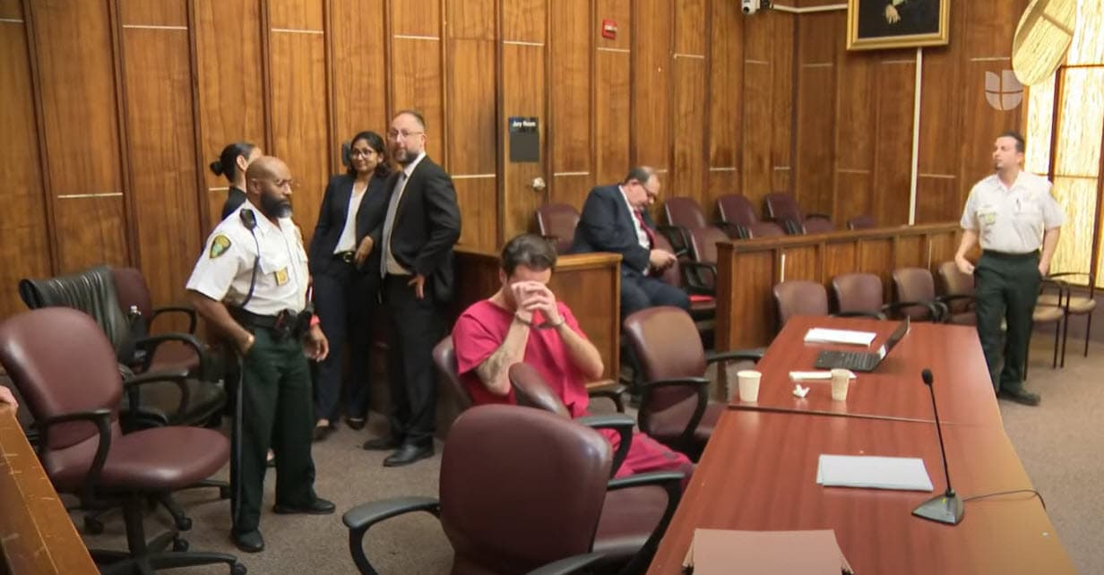 El actor mexicano estuvo esposado en todo momento y fue custodiado.
<br>