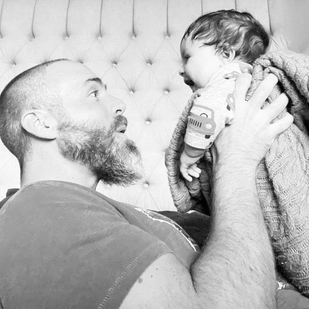 "Ser tu papá es lo más hermoso que me ha pasado en la vida", redactó el actor de 'Oscuro deseo' en el marco del Día del Padre.