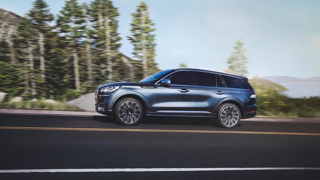 Pero es bajo el capó de la nueva Lincoln Aviator donde Lincoln tiene sus mejores argumentos para competir con lo mejor de Europa y Asia. La Navigator cuenta con un motor 
<b>V6 doble turbo de 3.0 litros de desplazamiento que genera 400 caballos de fuerza y 400 libras-pie de torque</b>, administrados por una transmisión automática de 10 velocidades.