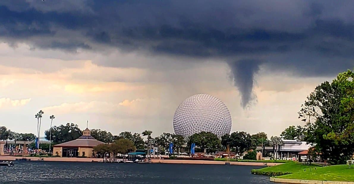 Captan nube de embudo en parque de Disney World: turistas buscaban refugio pensando que era un tornado