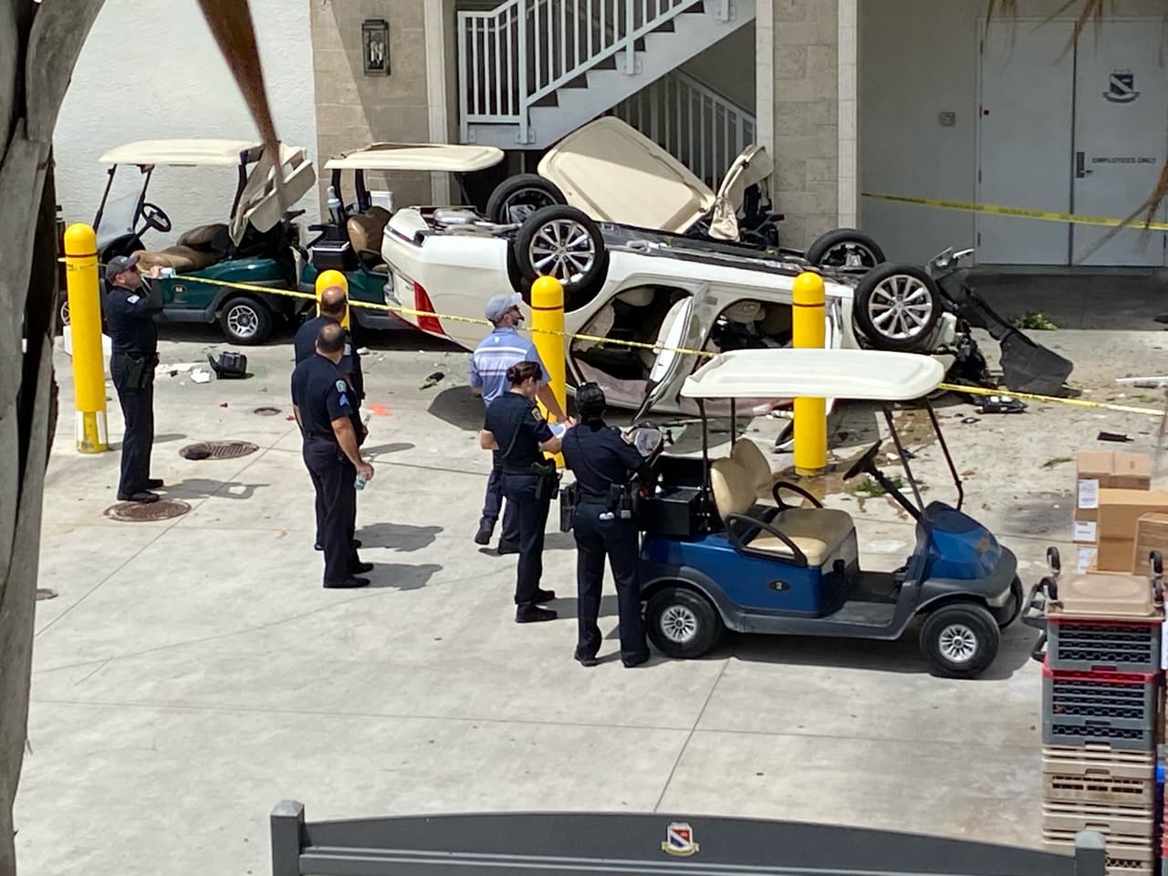 Anciana choca en su carro contra una baranda del Riviera Country Club de Coral Gables y cae desde un segundo piso