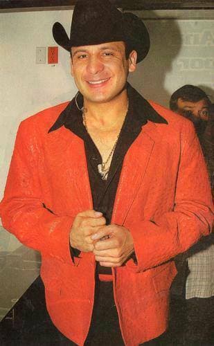 El 25 de noviembre de 2006, tras presentarse a un concierto en Reynosa, 
<b>el llamado ‘Gallo de Oro’ fue acribillado en su vehículo, con más de 70 disparos</b>. Rumores apuntan a que la causa fue la interpretación de un corrido, que era un mensaje entre criminales.