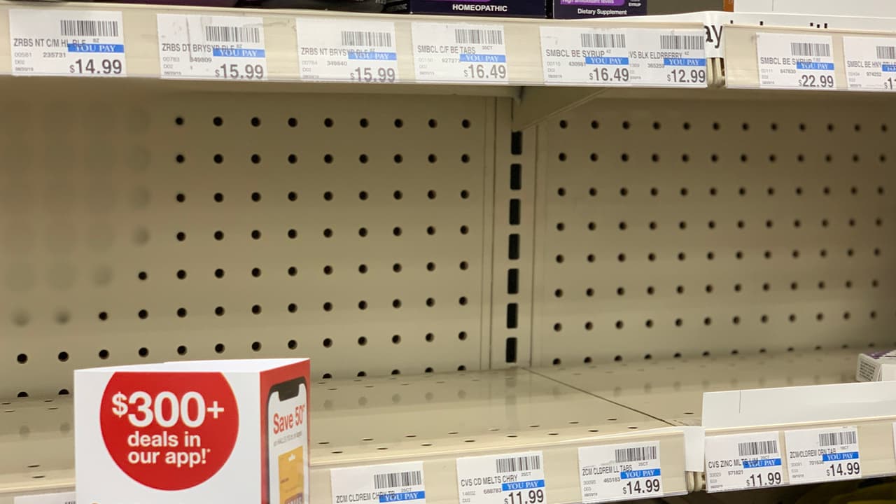 Los remedios para afecciones relacionadas con la gripa o alergias están escasos en esta farmacia.