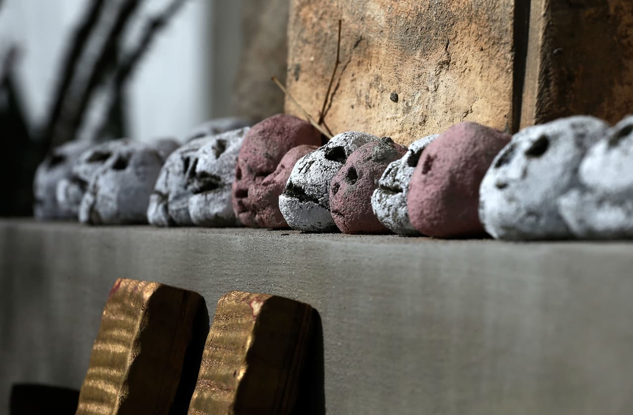 Otra aparente explicación para ello es una especie de espejismo causado por el reflejo de la luz entre varias capas de aire con diferentes temperaturas. Esto ocurre cuando una capa de aire caliente yace por encima de otra más fría, creando una ilusión óptica.