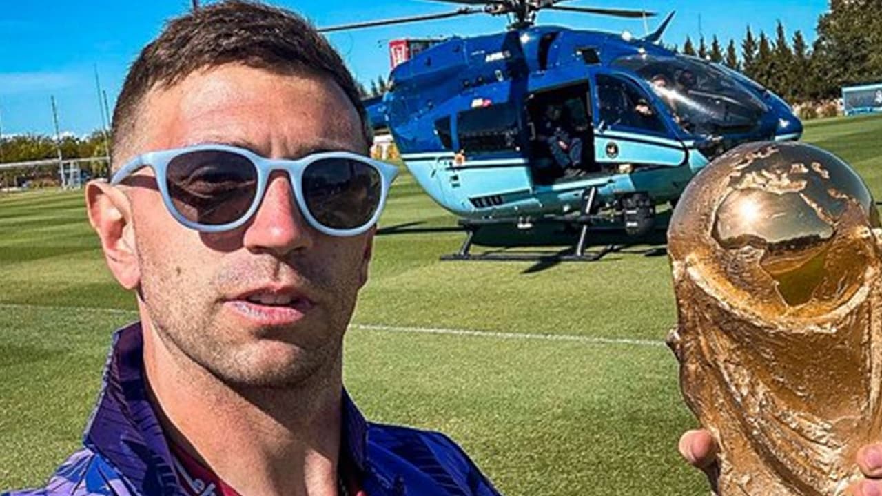 Burla de Dibu a Mbappé al hacerle upa en desfile de Argentina