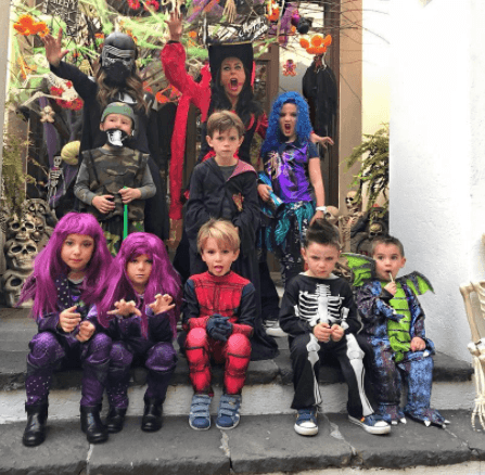 Junto con los hijos de Inés Gómez Mont, quienes posaron para la cámara con unos atuendos muy originales.