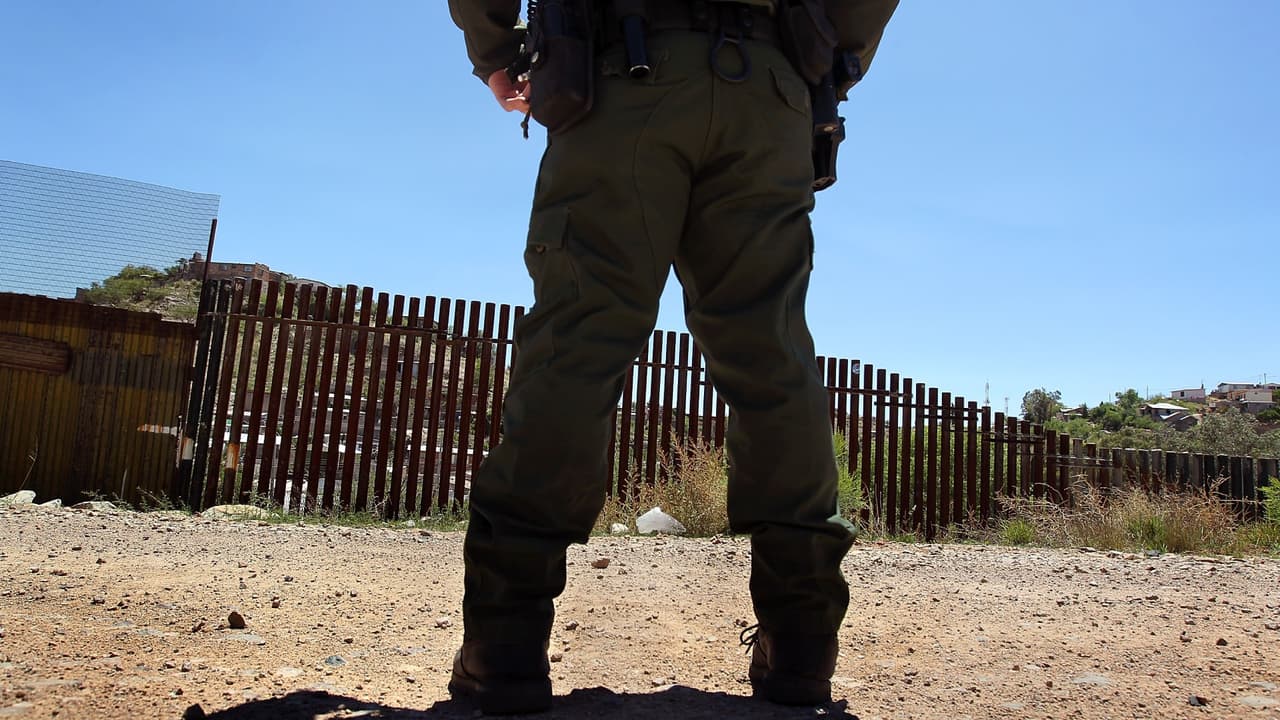 Patrulla Fronteriza investiga uso excesivo de fuerza en incidente en el que agente mató a un migrante en Arizona 