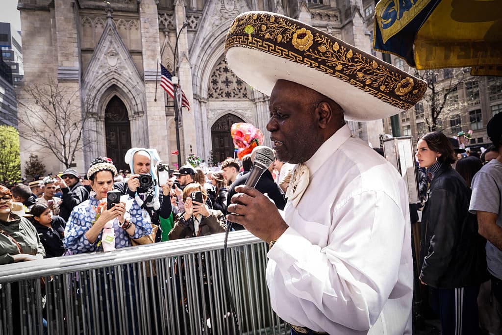 Antes del mediodía, a las afueras de la catedral, un mariachi comenzó a animar a los participantes en el Desfile de Pascua, mientras daba inicio el recorrido oficial por la Quinta Avenida de Nueva York.
