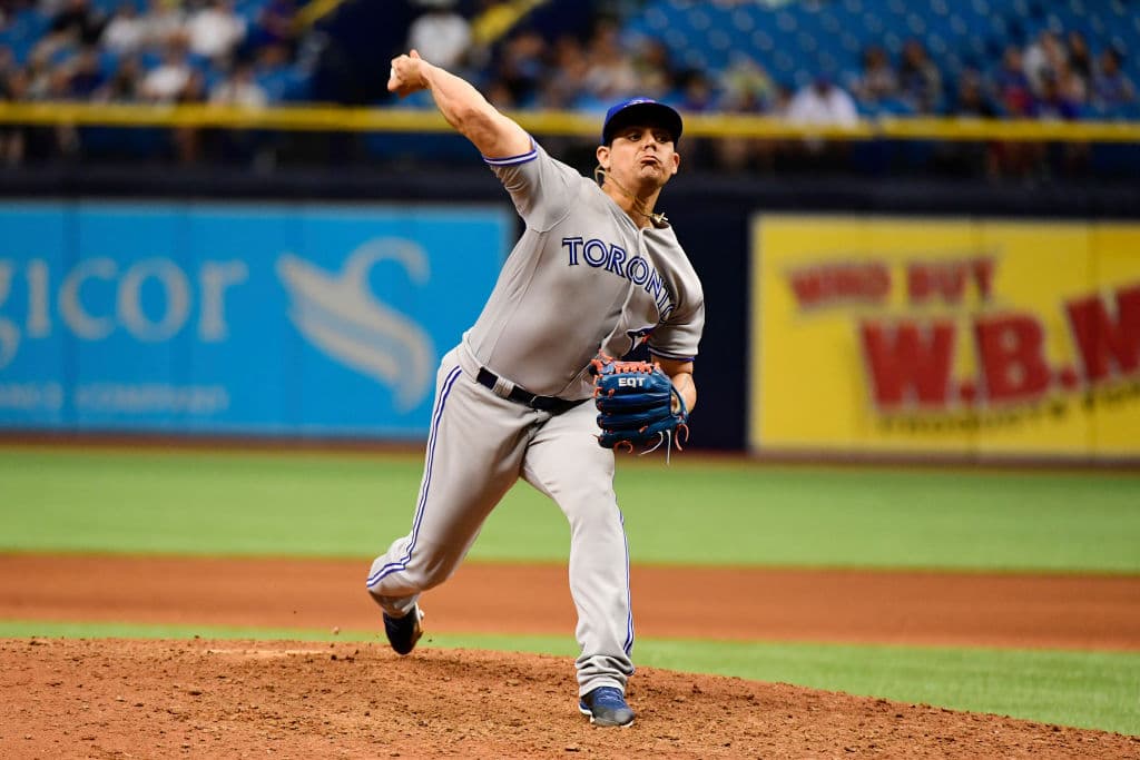 El cerrador mexicano (RHP) Roberto Osuna fue canjeado de los Blue Jays a los Houston Astros. Toronto recibe al cerrador Ken Giles y a los prospectos David Paulino (RHP) y Héctor Pérez (RHP).