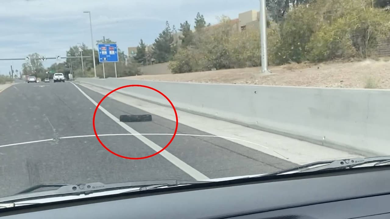 En esta temporada, es cuando más de ven los pedazos de llantas en las orillas de las carreteras, y autos esquivándolas, pero
<b>un descuido podría ocasionar accidentes.</b>
<br>
