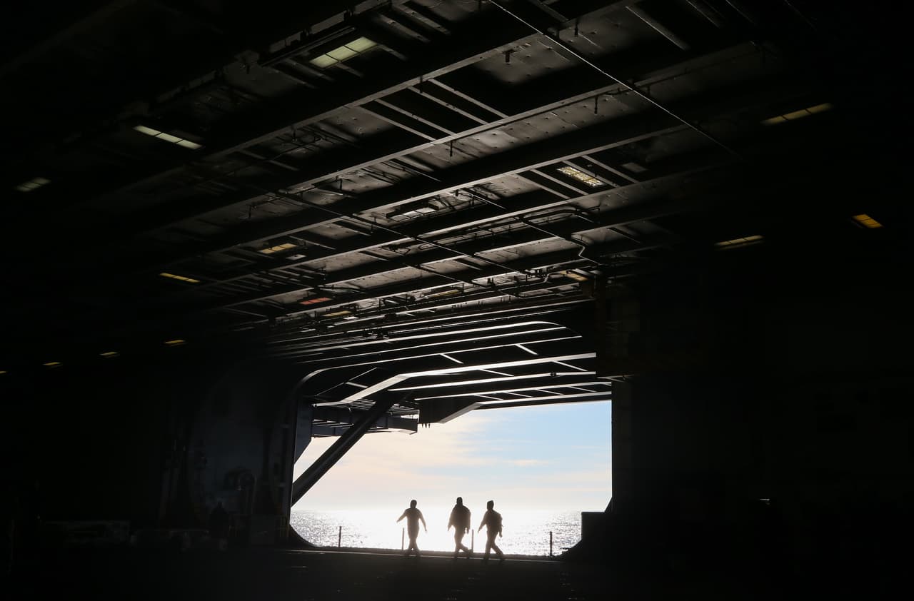 La edad media de un marinero del Nimitz es de unos 24 años. Gracias a medidas como el distanciamiento social, uso de mascarillas y a la creación de una especie de burbuja en el portaaviones, no se registró ni un solo caso de 
<a href="https://www.univision.com/temas/covid-19-enfermedad">covid-19</a> durante todos los meses que estuvo en misión desde abril del año pasado. Eso, a pesar de que ninguno de sus tripulantes han sido vacunados contra el virus, debido al riesgo que supone trasladar hasta el buque unas vacunas que requieren condiciones de ultracongelación.