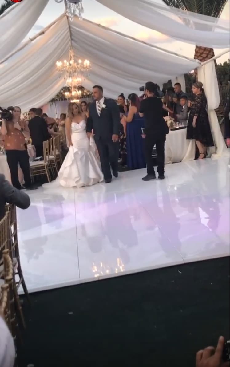 Uno de los momentos más especiales de la velada fue cuando bailaron al ritmo de la música de 'El Potro de Sinaloa', cantante a quien Juan siempre ha admirado y quienle cumplió el sueño de estar en su boda.