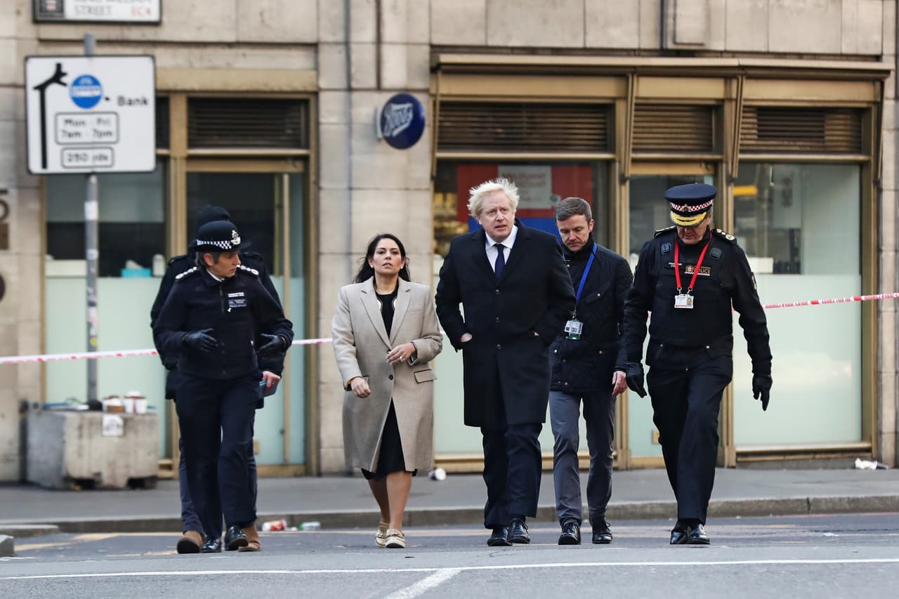 Varios civiles se armaron de valor y detuvieron al agresor hasta que llegó la policía para abatirlo a tiros, publicó el sitio de la BBC.