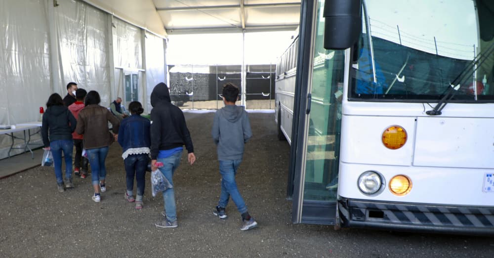 Las imágenes que divulgó CBP fueron tomadas el miércoles 17 de marzo, días antes de las que mostró Cuellar. Para entonces, seguían llegando autobuses con migrantes a las instalaciones de Donna.