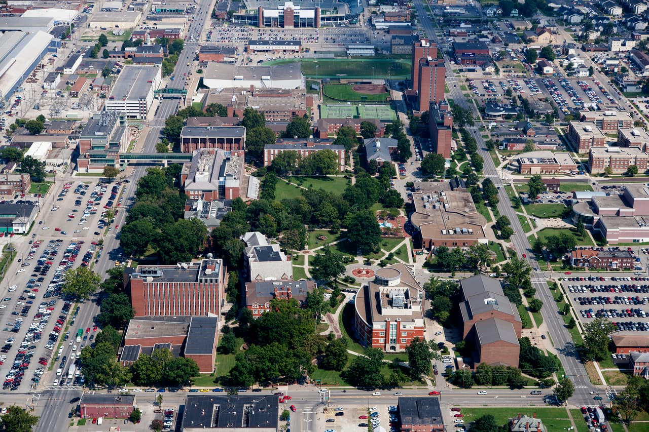 <b>Puesto 4. Virginia Occidental</b>
<br>
<br>Porcentaje de hogares que reciben cupones de alimentos: 21.8%.
<br>
<br>Total de hogares que reciben cupones de alimentos: 158,856.
<br>
<br>Beneficio promedio por hogar: 205 dólares (el puesto 47 más alto entre todos los estados). 
<br>
<br>Este estado implementó requisitos más estrictos para la obtención de alimentos, pero The New York Times en 2020 informó que esto no condujo a un aumento de los niveles de empleo. Según Talk Poverty, más del 15% de los hogares de Virginia Occidental 
<a href="https://talkpoverty.org/state-year-report/west-virginia-2020-report/"><u>padecen inseguridad alimentaria</u></a>.