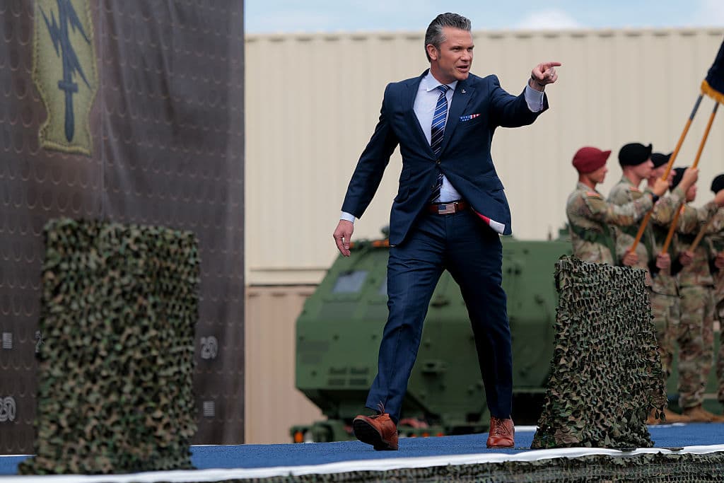 El secretario de Departamento de Defensa de los Estados Unidos, Pete Hegseth, estuvo presente en el desfile militar y también asistió a una audiencia en el Congreso, donde fue cuestionado por el despliegue de tropas en Los Ángeles. Está citado a otras dos audiencias congresionales esta semana.